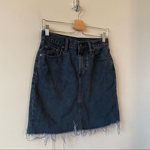Levi’s-Ribcage Mini Skirt in a Washed Black with Raw Hem - Picture 4 of 13